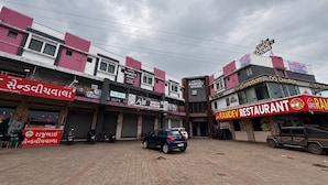 Un hotel con varias habitaciones y un restaurante.