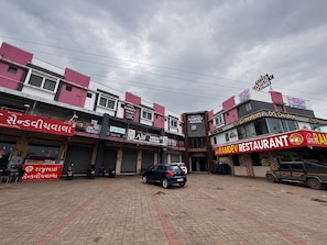 Um hotel com vários quartos e um restaurante.