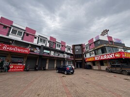 Un hotel con varias habitaciones y un restaurante.
