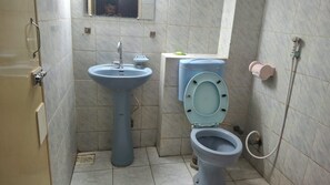 Un baño con lavamanos, inodoro y ducha.