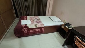 Una habitación de hotel con cama, escritorio y teléfono.