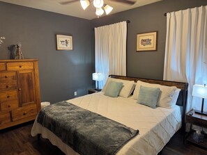 A bedroom with a bed, nightstands, a dresser, and two framed pictures on the wall. - 3 Bedrooms - 3 Bathrooms, 7 min to Texas A&M (College Station)