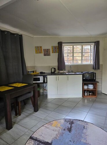 Peaceful 1-bedroom cottage central to all attractions