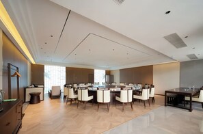 Une salle de conférence moderne dotée d’une grande table ovale, de sièges confortables et d’un aménagement épuré et minimaliste.