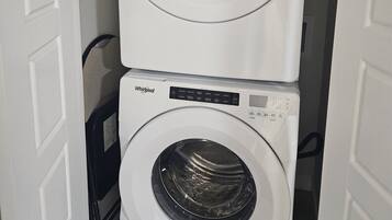 Due lavatrici a carica frontale Whirlpool affiancate in una lavanderia.