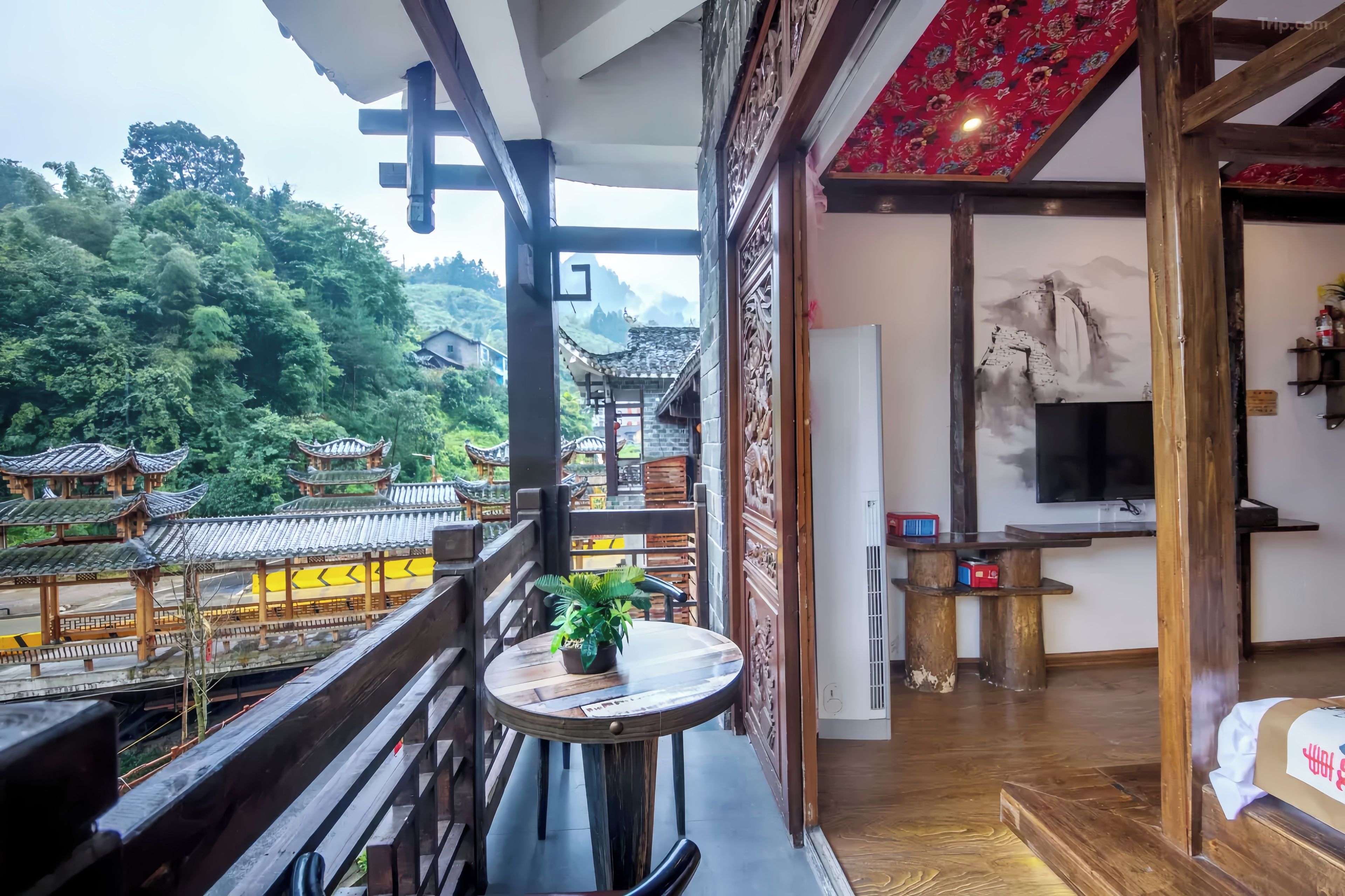 Habitación tradicional con balcón que da a un patio con arquitectura tradicional.