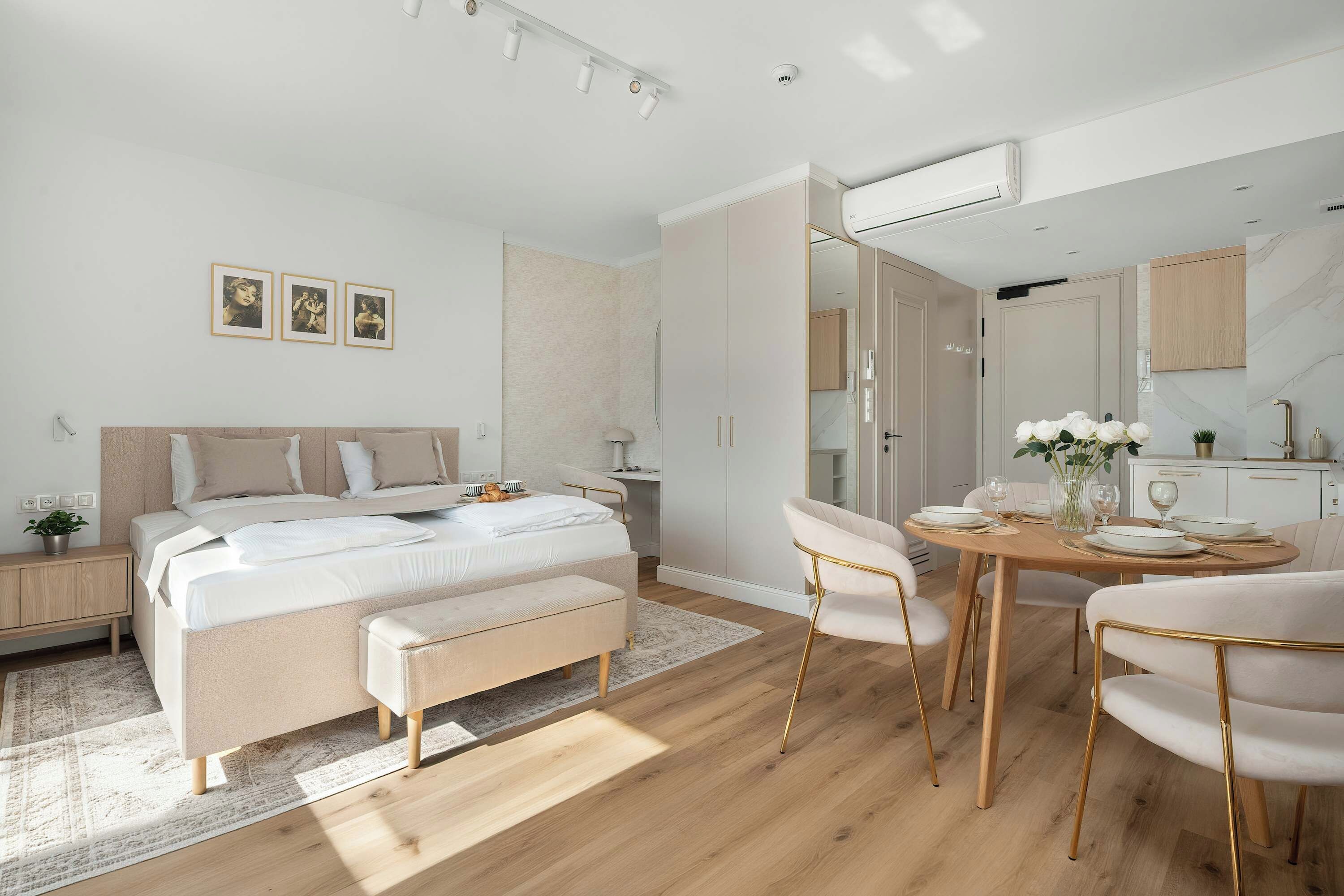 Ein modernes Schlafzimmer mit Bett, Nachttisch und Nachttischlampe.