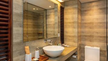 Un bagno moderno con uno specchio grande, due lavandini e un water.