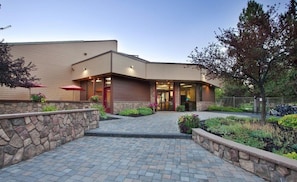 Exterior - 2-bedroom townhome in Located in Eagle Crest Resort, with resort amenities. (Redmond)