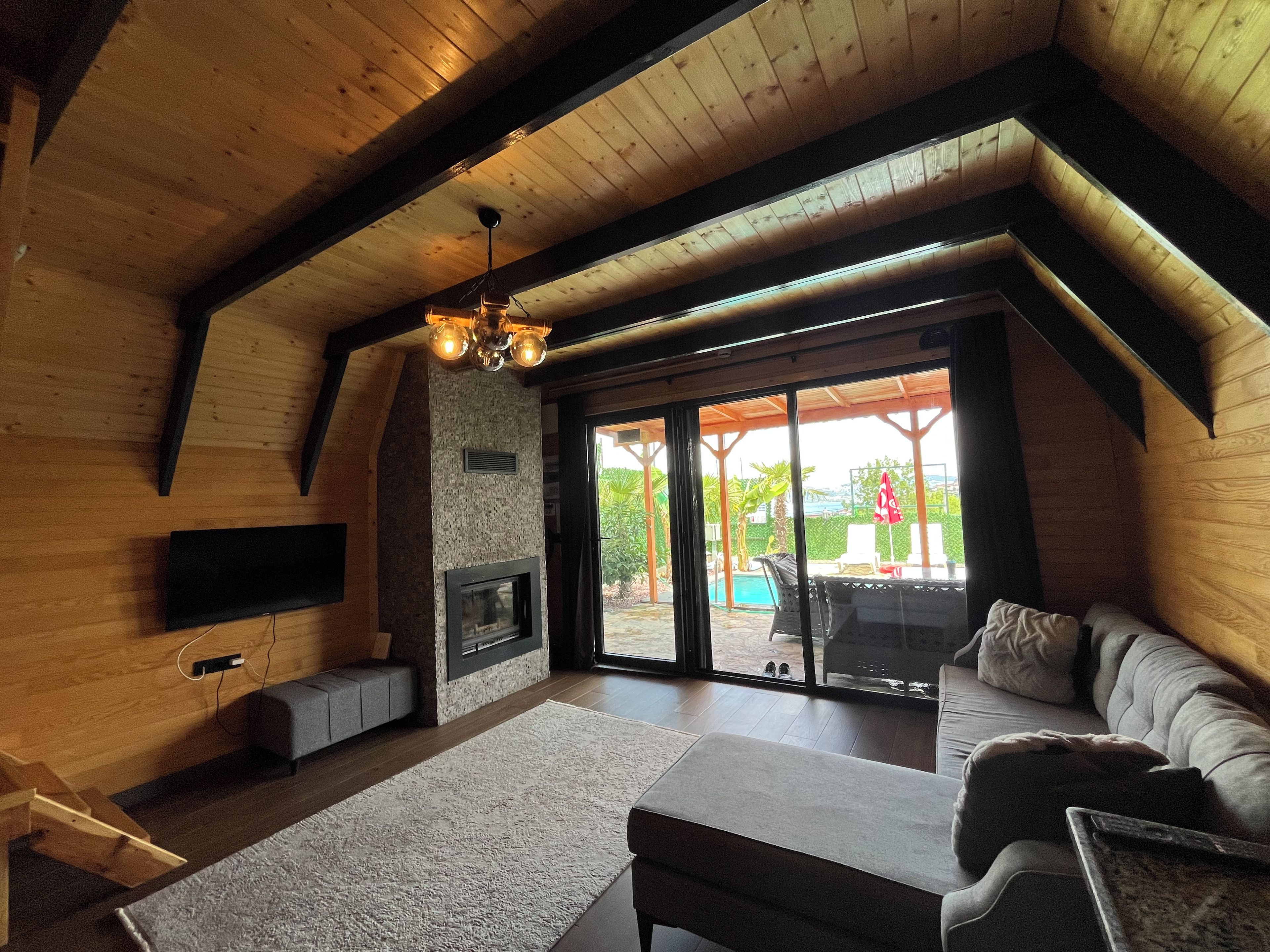 Una sala de estar acogedora con chimenea, televisor de pantalla plana y un rincón de estar confortable.