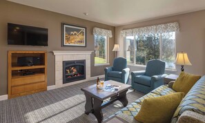 A living room with a fireplace, television, and comfortable seating. - Oktoberfest & Marathon Weekend! 2BR WorldMark Resort (Leavenworth)