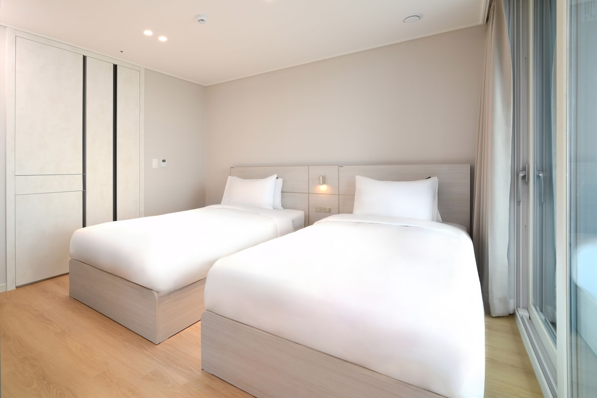 Executive Double or Twin Room, Balcony, Partial Ocean View | Down comforters, WiFi (free)