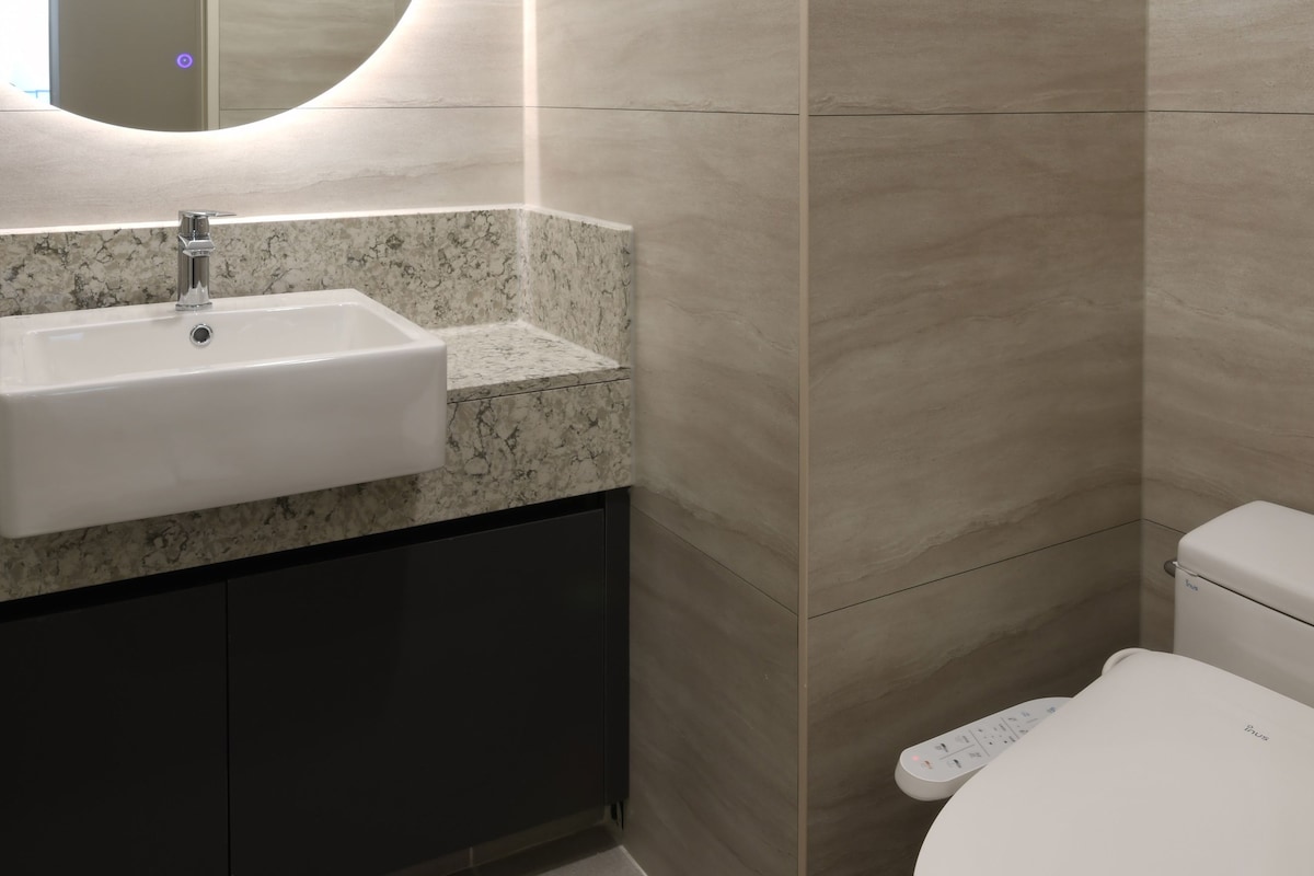 Premier Double or Twin Room, Balcony | Bathroom | Shower, hair dryer, towels, soap