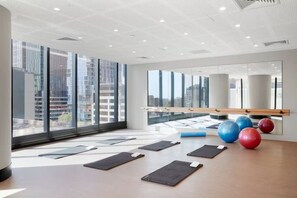 Ein geräumiges Zimmer mit großen Fenstern, einer Ballettstange und Trainingsbällen.