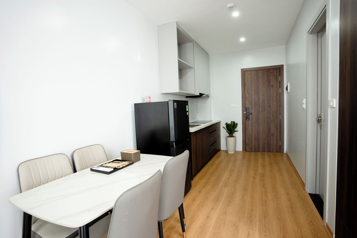 Deluxe Double Room, Balcony, City View | Private kitchen | Fridge, cookware/dishes/utensils