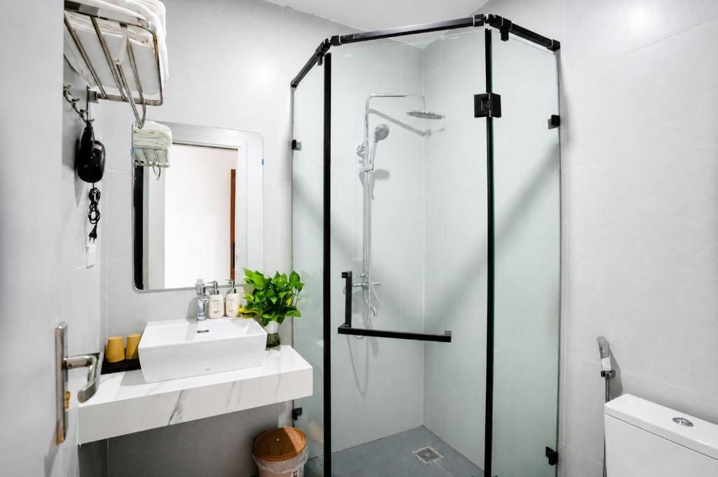 Standard Double Room, City View | Bathroom | Shower, free toiletries, hair dryer, towels
