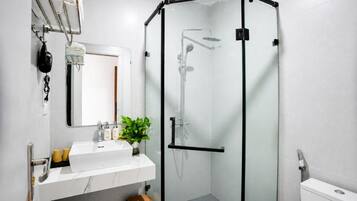Standard Double Room, City View | Bathroom | Shower, free toiletries, hair dryer, towels