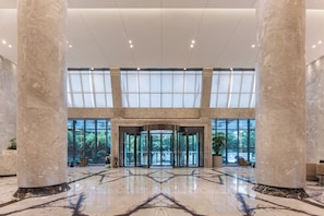 A spacious lobby with marble flooring, large glass doors, and a high ceiling. - Howard Johnson Club Hotel Wuhan Jiyuqiao (Wuhan)