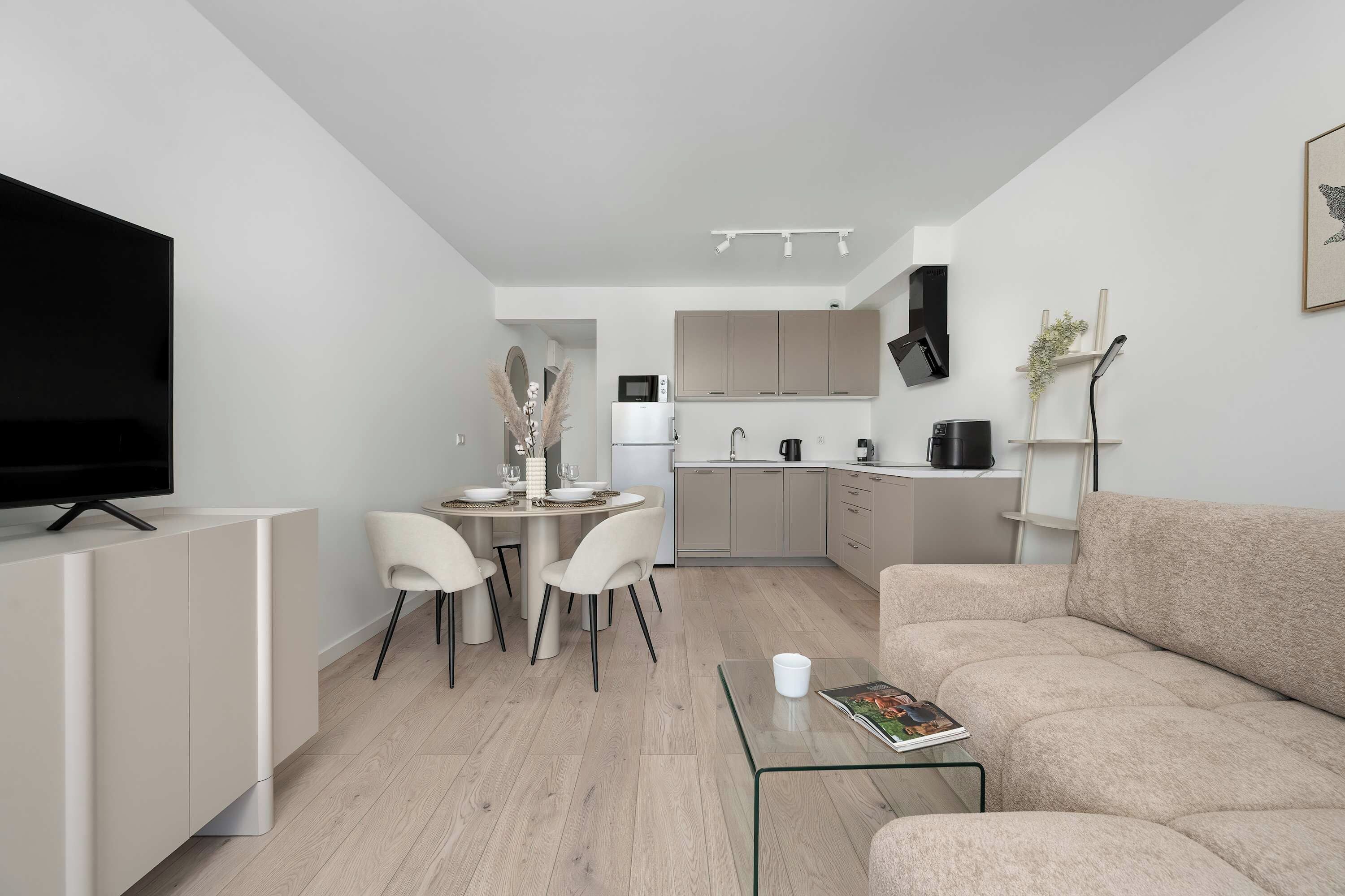 Eine moderne Wohnung mit Essbereich, Küche und Wohnzimmer.