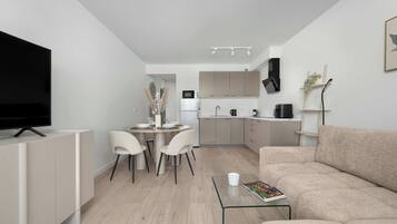 Eine moderne Wohnung mit Essbereich, Küche und Wohnzimmer.
