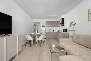 Eine moderne Wohnung mit Essbereich, Küche und Wohnzimmer.