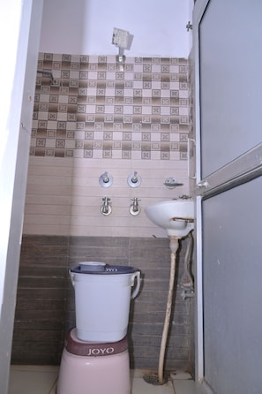 Un baño con inodoro, lavamanos y ducha.