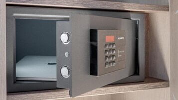 Una caja fuerte con teclado y un compartimento pequeño en su interior.