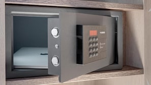 A safe with a keypad and a small compartment inside. - Hotel Newton Ludwigshafen (Ludwigshafen)