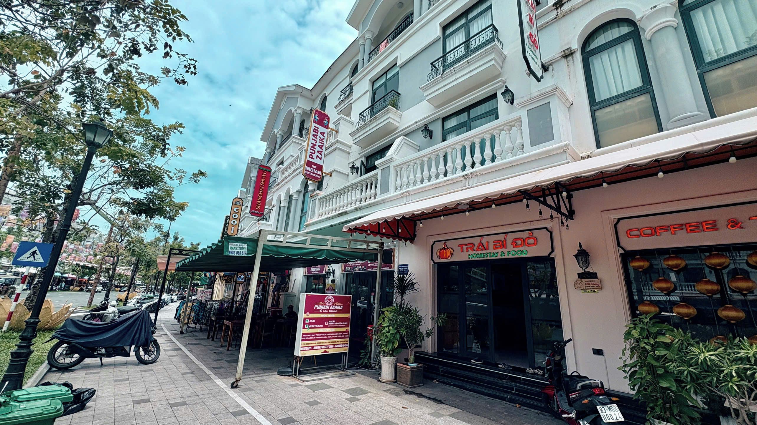 A street view with a restaurant named 'TRAI BIAO' and a coffee shop.
