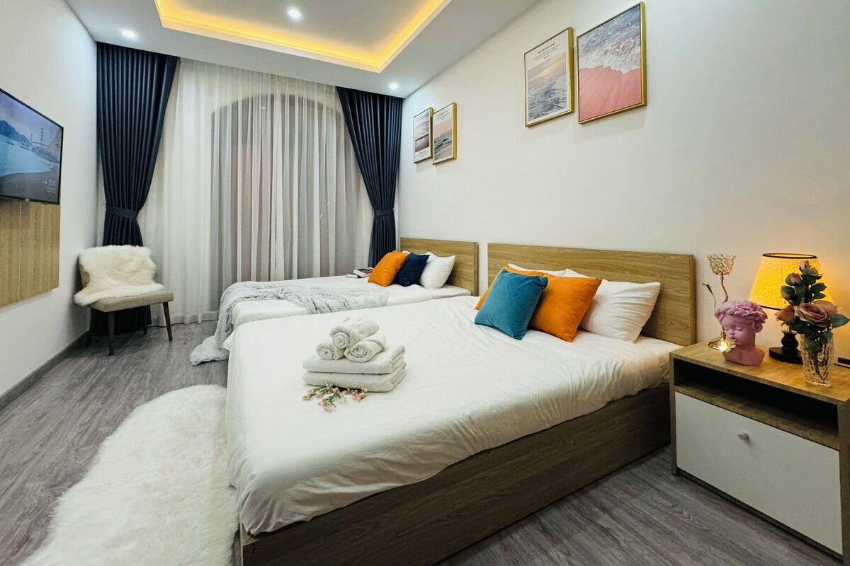 Une chambre d’hôtel avec un grand lit, une chaise, une télévision et une table de chevet avec une lampe.
