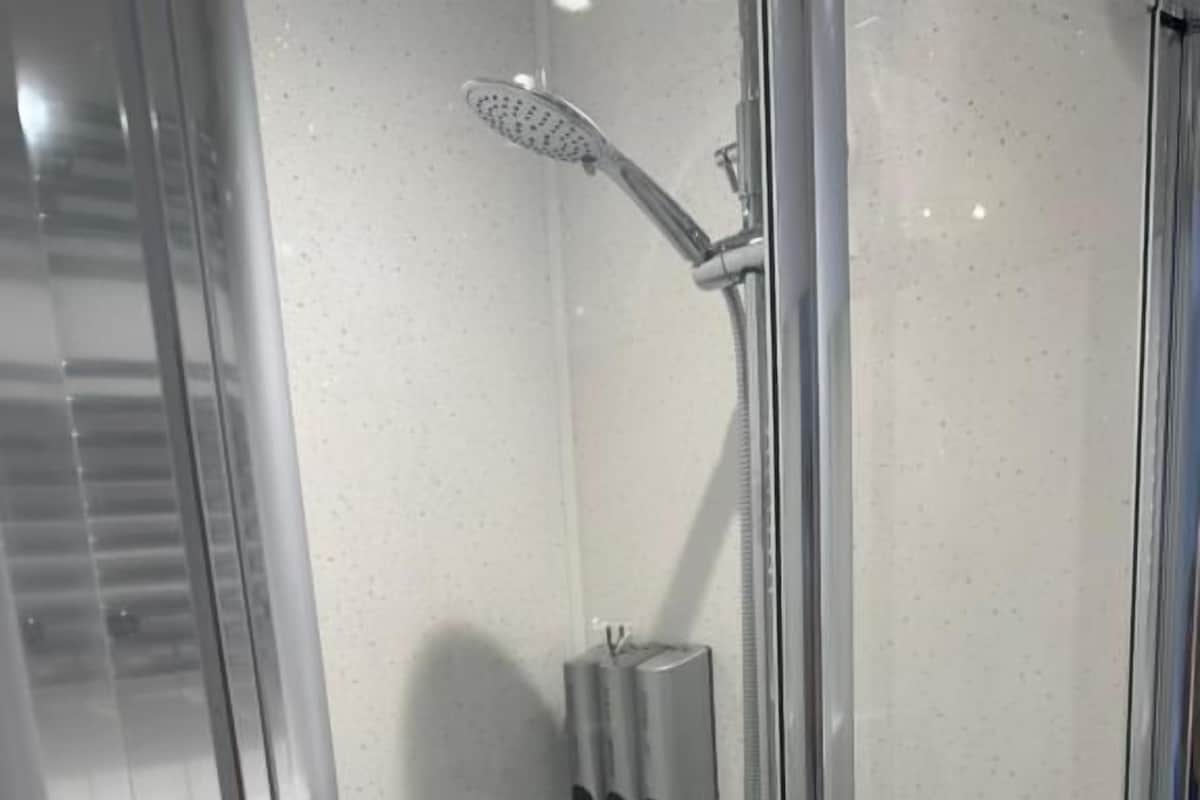 Twin Room | Bathroom