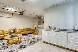Ein Wohnzimmer mit einer Couch, einem Couchtisch und einem gemusterten Teppich.