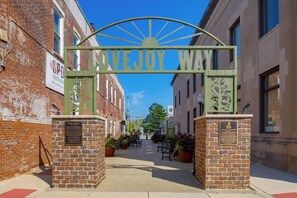 Unclassified image, 5 of 30, button - On Main St! Walkable Family Apartment in Princeton (Princeton)