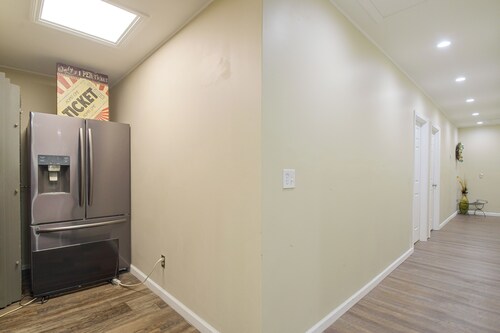 On Main St! Walkable Family Apartment in Princeton