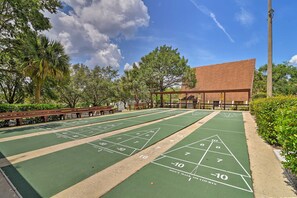 Terrain de jeu de «
shuffleboard
» en plein air, avec un bâtiment en arrière-plan.