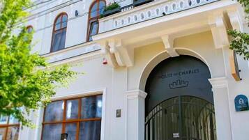 Un edificio con una gran entrada en arco, un letrero que dice 'MUSEE DE CHARTRES' y una bandera sobre la entrada.