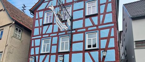 Un edificio tradicional de entramado de madera con un letrero que indica un restaurante.