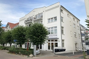A white building with a sign reading 'EFOILUTION' and balconies. - Holiday apartment in Binz with swimming pool (Binz)