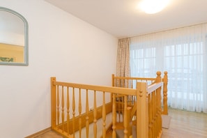 A staircase with wooden balusters leading to a landing. - 26 in the Villa Seasons (Binz)