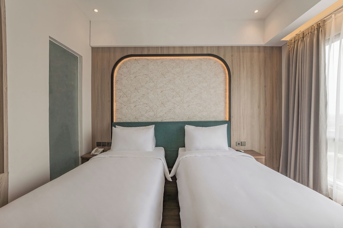 Deluxe Twin Room, City View | Desk, free WiFi