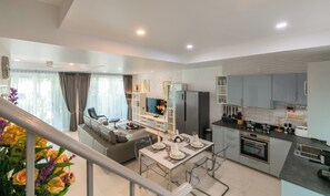 Ein modernes Apartment mit Essbereich, Küche und Wohnraum.