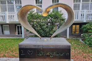 A heart-shaped sculpture with a plaque that reads 'I ♥ Kahlungsbom.' - Mühlenfalter Apt. 8-2 (Kühlungsborn)