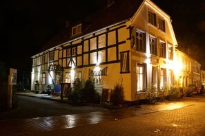Ein traditionelles Gebäude mit einem Schild, das es als Restaurant kennzeichnet.