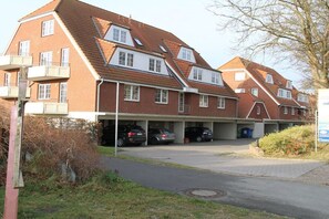 A multi-story residential building with a parking garage. - Baltic Sea residence Barendorf (Barendorf\/Dassow)