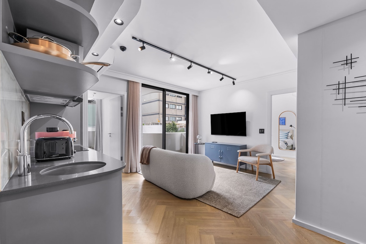 Appartement, 2 slaapkamers, balkon, uitzicht op de stad | Een kluis op de kamer, een laptopwerkplek, verduisterende gordijnen