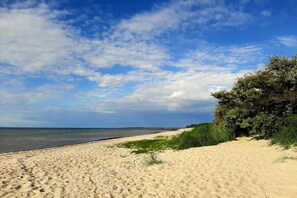 A beach with a clear sky and a sandy shore. - Holiday apartment with 1 bedroom (Insel Poel)