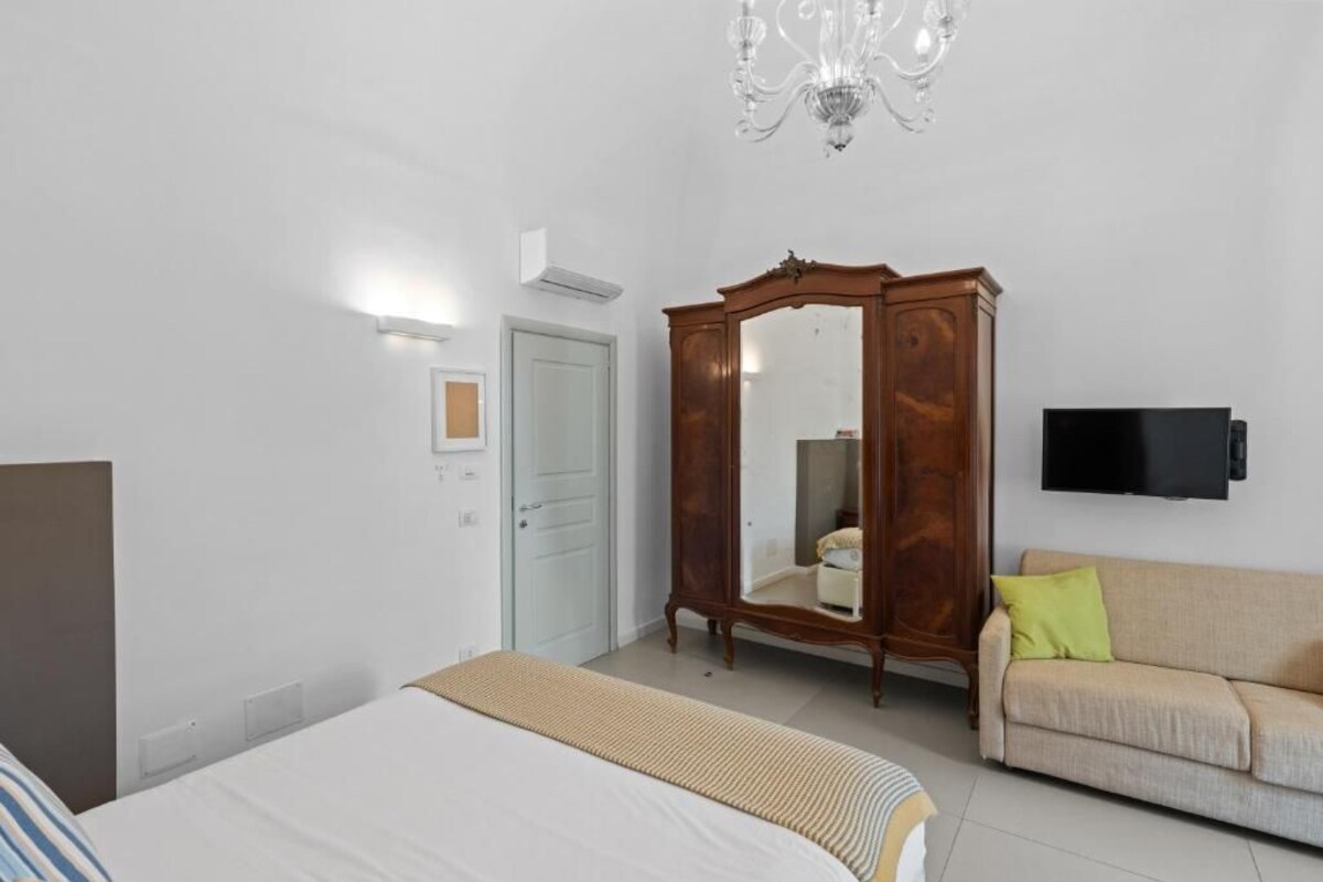 Blackout curtains, soundproofing, free WiFi