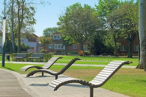 A park with benches and a paved walkway. - in the heart of the old town (Heiligenhafen)