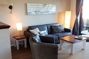 A modern living room with a sofa, a coffee table, and a side table. - Holiday Dreams by the Sea 5.3 (Kühlungsborn East)