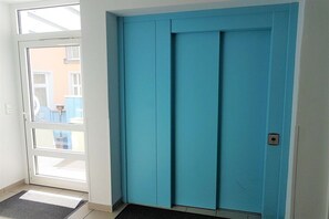 A room with a sliding door, a window, and a door mat. - Residence Am Kurpark (Warnemünde)